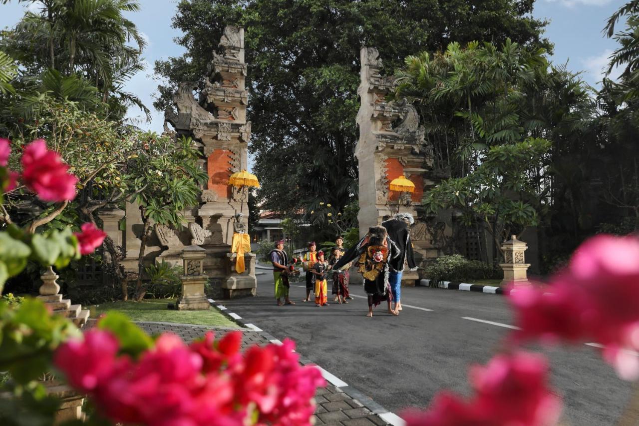 Bali Dynasty Resort Kuta Lombok Εξωτερικό φωτογραφία The gate of Pura Lingsar