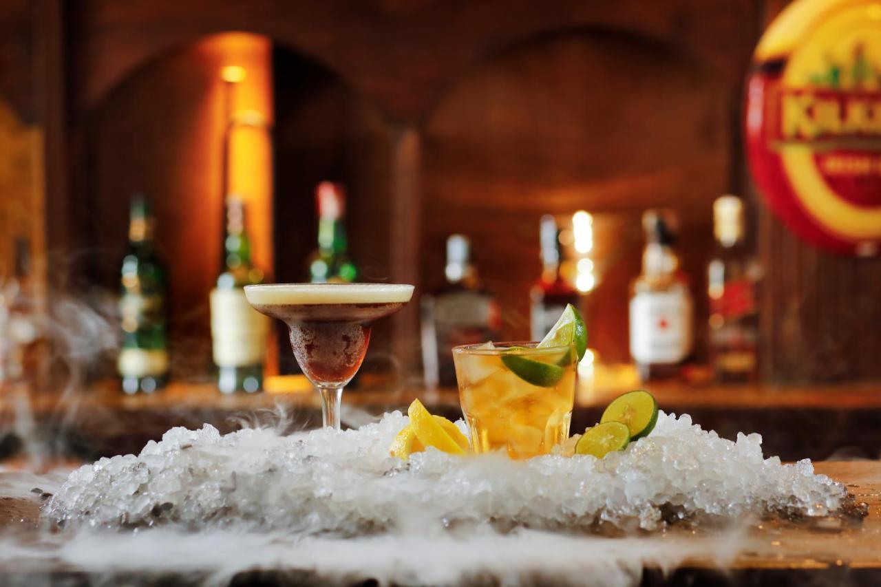 Bali Dynasty Resort Kuta Lombok Εξωτερικό φωτογραφία Cocktails at the bar