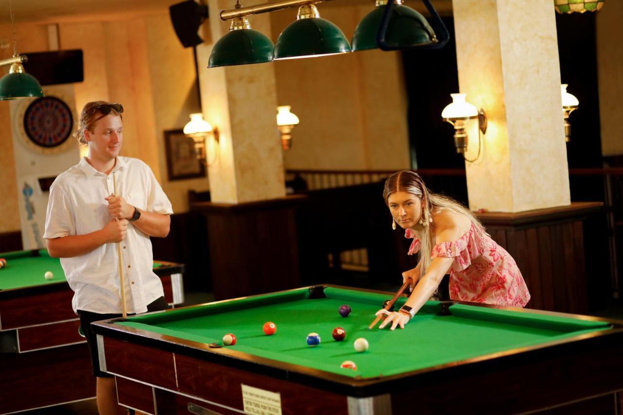 Bali Dynasty Resort Kuta Lombok Εξωτερικό φωτογραφία A pool table