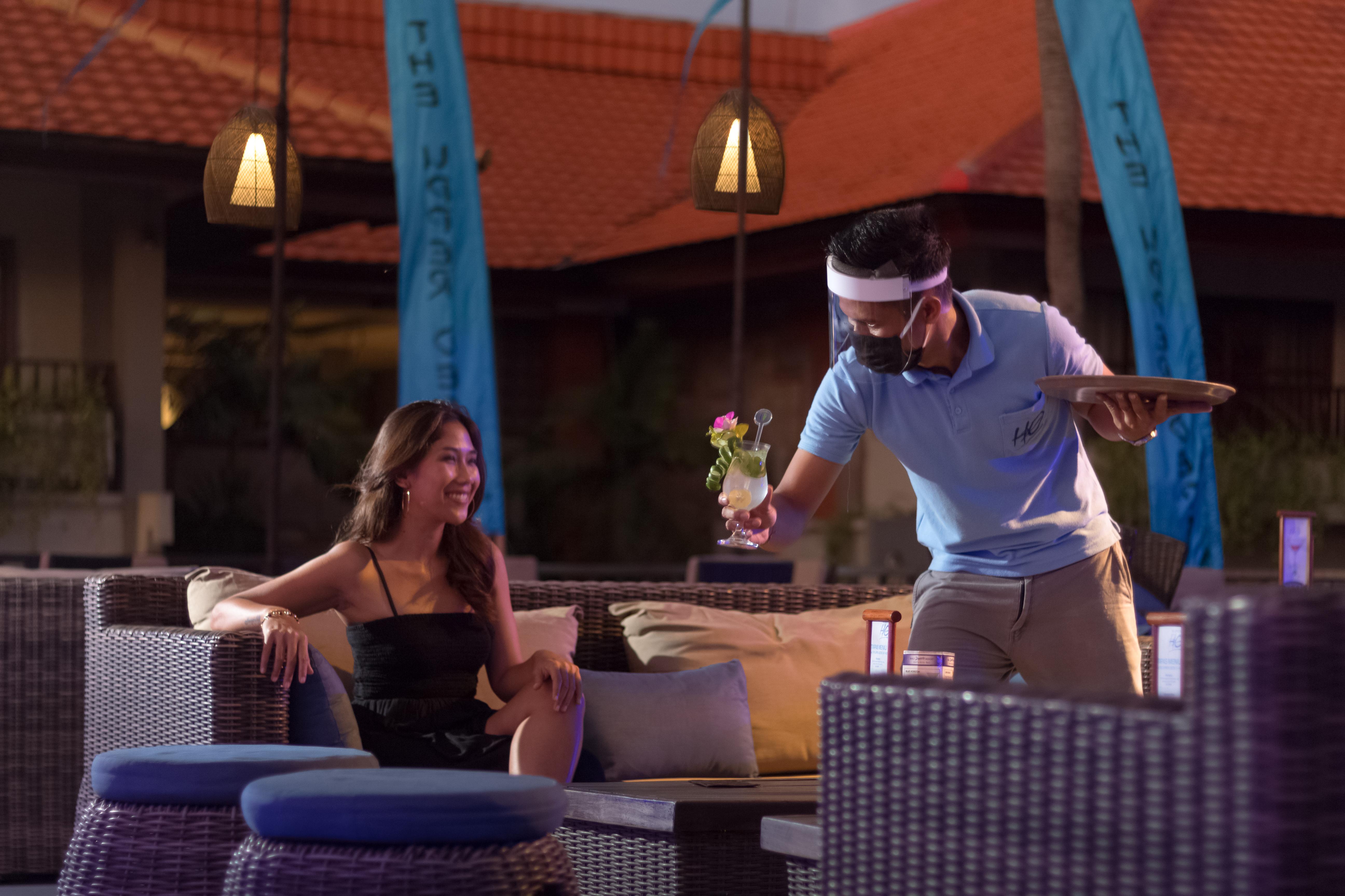 Bali Dynasty Resort Kuta Lombok Εξωτερικό φωτογραφία A butler serving a guest at a resort