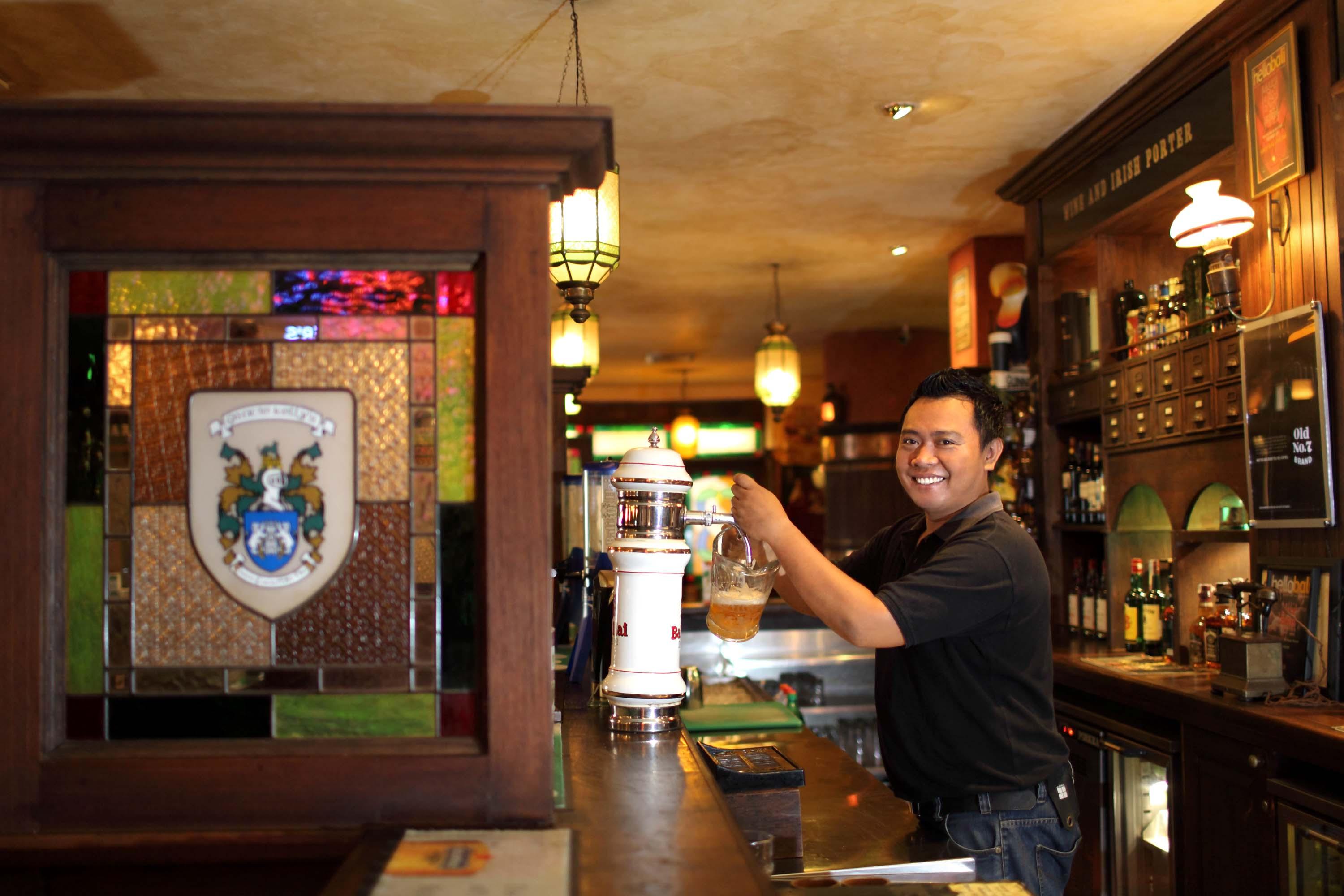 Bali Dynasty Resort Kuta Lombok Εξωτερικό φωτογραφία A bartender at work