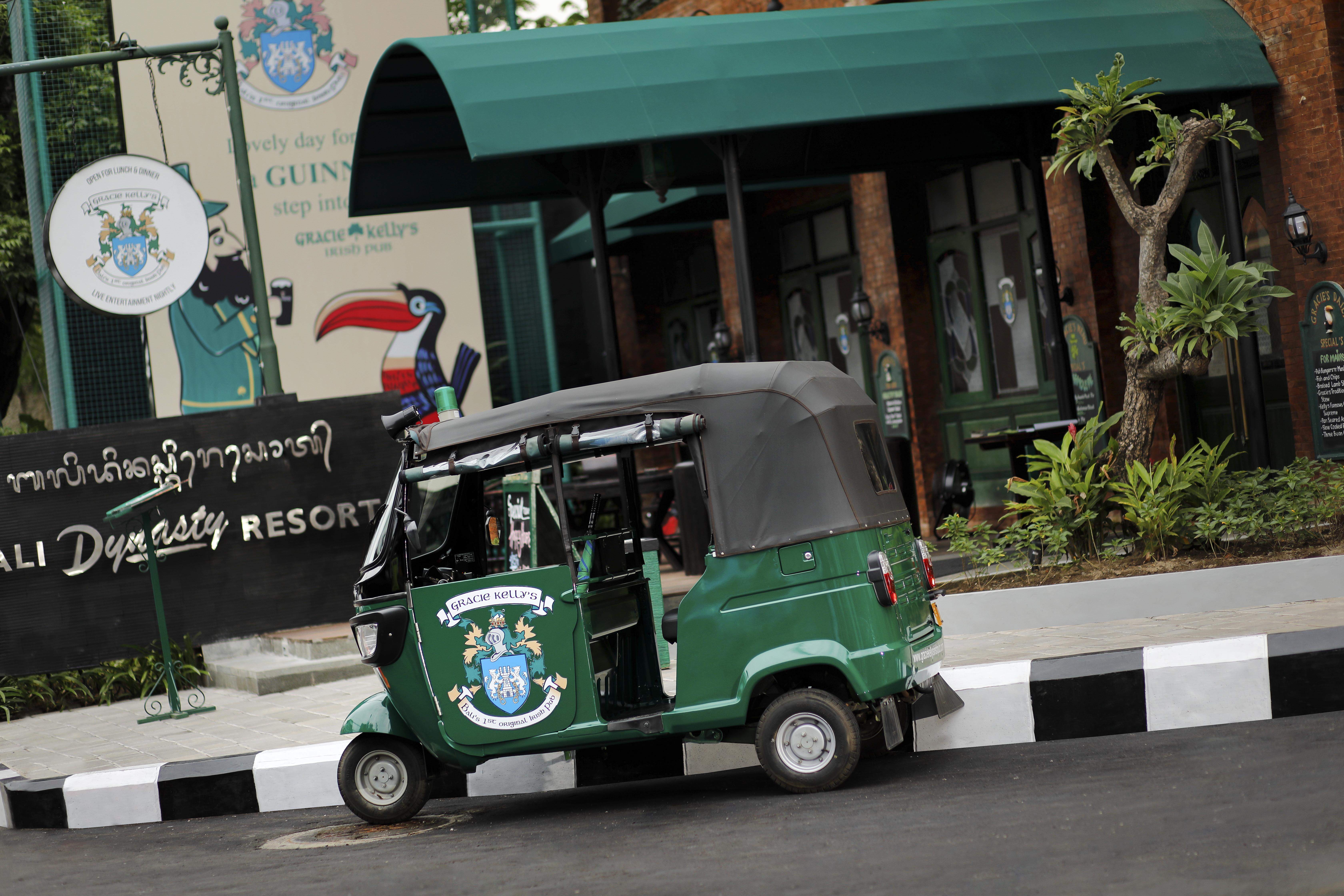 Bali Dynasty Resort Kuta Lombok Εξωτερικό φωτογραφία A tuk-tuk in Vientiane
