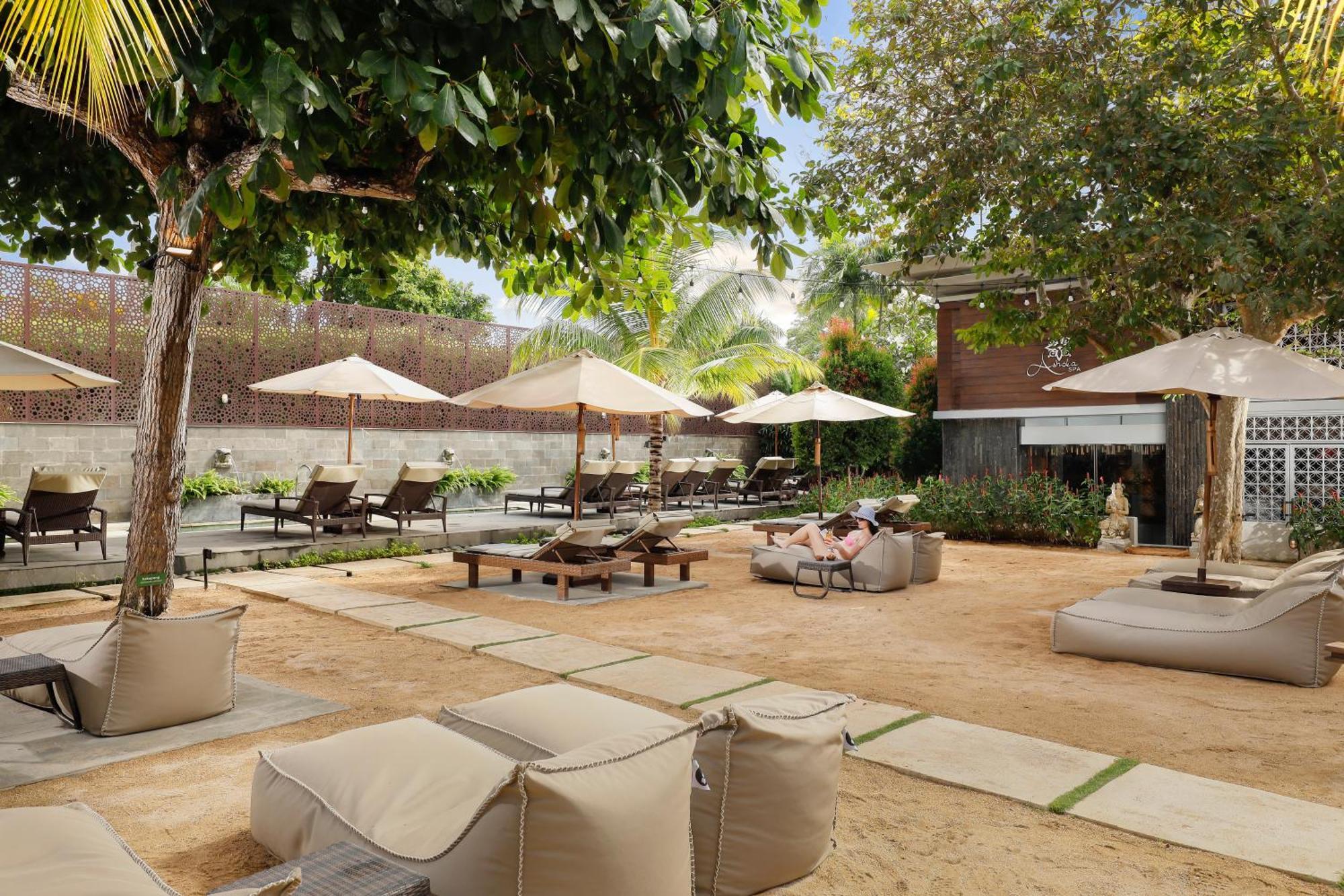 Bali Dynasty Resort Kuta Lombok Εξωτερικό φωτογραφία The beach at the hotel