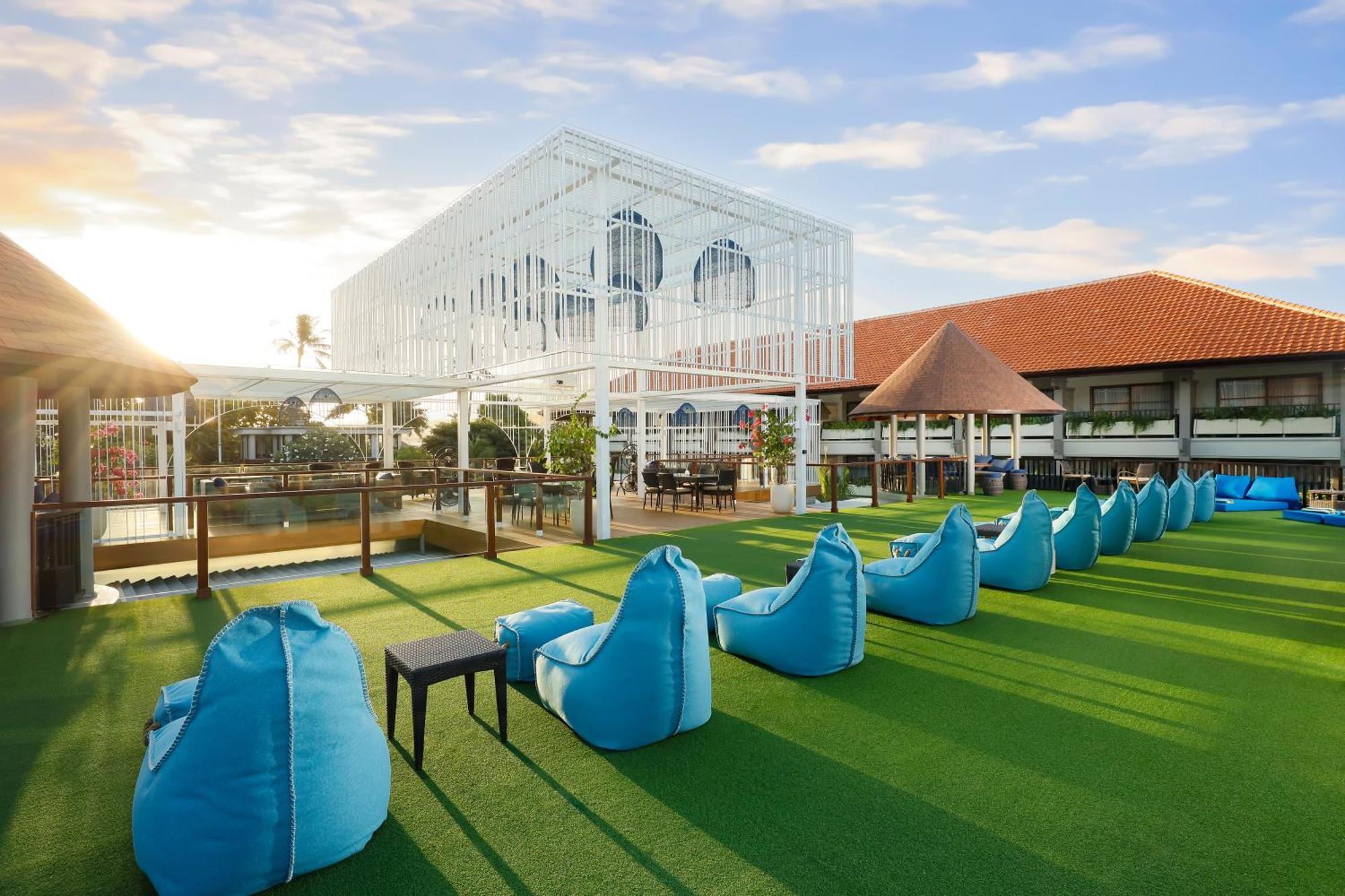 Bali Dynasty Resort Kuta Lombok Εξωτερικό φωτογραφία The rooftop bar at the hotel